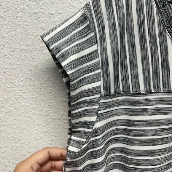 LOGO Lotus Lori Goldstein Gray White Striped Short Sleeve Top Size 1X - Picture 4 of 12
